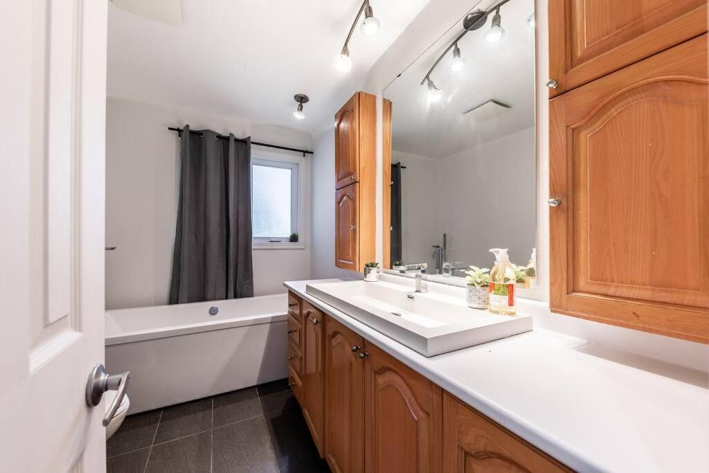 Apartament Spacious 4Br House Close To Dt Brossard Zewnętrze zdjęcie